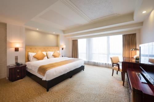 Paramount Gallery Hotel in Jing'an and SHA Railway Station