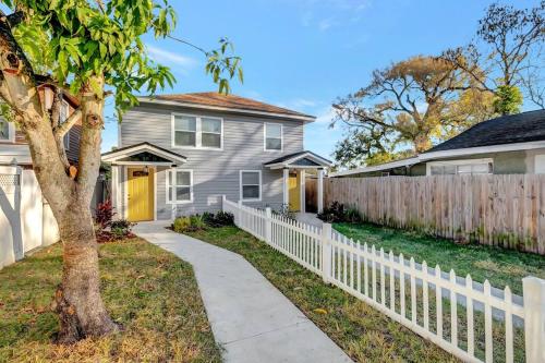 Central TAMPA walk to Raymond James stadium in Tampa, USA
