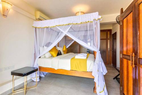 Beachfront / Air-con / king bed / pool - Tap to explore photos
