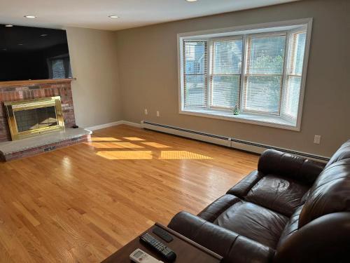 Room in Single Family House - Suburban Neighborhood in Boston in Boston, USA