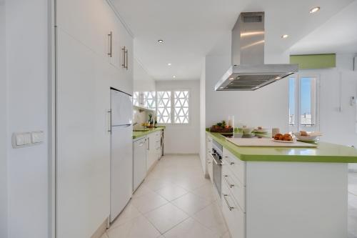 Sea Views+Walk to Everything in Luxurious P. Banus - image 9