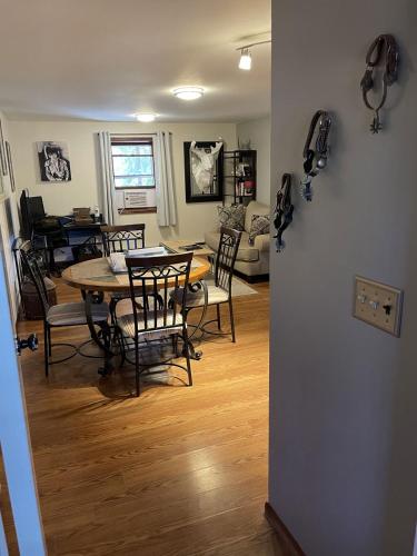 ATTACHED MOTHER-IN-LAW SUITE Soak in the hot tub, star gaze, enjoy the reservoir, hike, bike, kayak and more - Private floor, entrance, terrace and room and bathroom, not the full house in Fort Collins, USA