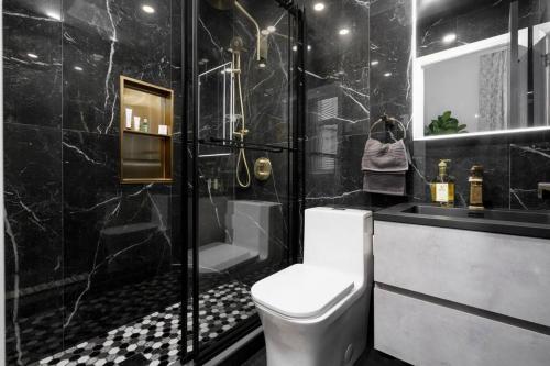 Downtown Luxe: Metro, King Bed, Parking, Sleeps 6 in Montréal, Canada
