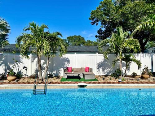 The Pink Flamingo Heated Pool Oasis! 12min from CL Beach