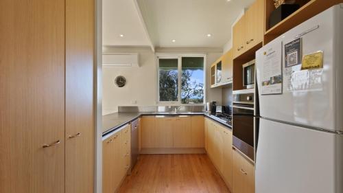 virtuve, Nakarra - Spacious Family Beach Escape in Lake Tyers Beach