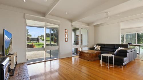 Nakarra - Spacious Family Beach Escape in Lake Tyers Beach