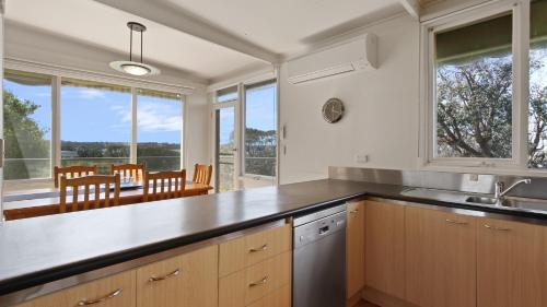virtuve, Nakarra - Spacious Family Beach Escape in Lake Tyers Beach