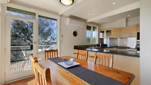 virtuve, Nakarra - Spacious Family Beach Escape in Lake Tyers Beach