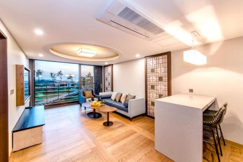 Jeju Marevo Beach Hotel Room Type - Family Suite Terrace with Side Ocean View