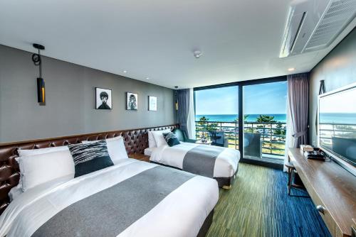 Jeju Marevo Beach Hotel Room Type - Mare Deluxe Twin Terrace with Ocean View