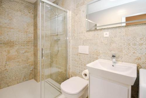 New modern apartment in city center, Bratislava (fotografie 6)
