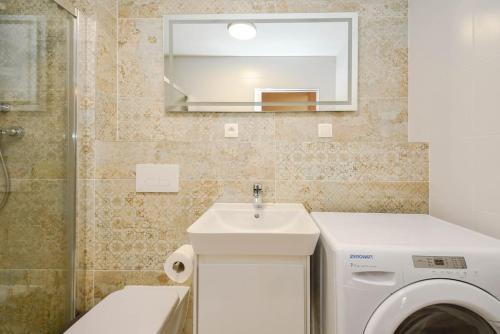New modern apartment in city center, Bratislava (fotografie 9)