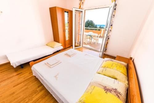  Apartments Zora in Lun