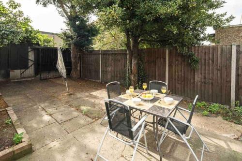 Pleasant 4 bed house with x6 beds in heart of Croydon !! - Photo ID & Deposit Required