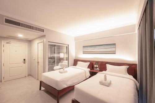 Twin Room with Balcony image 10