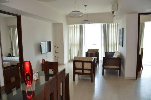 A Emperor Serviced Aircon 2 bedrooms 2 bath rooms and living and kitchen apartment in Colombo 3