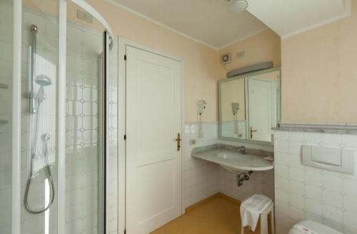 Triple Room with Garden View image 3