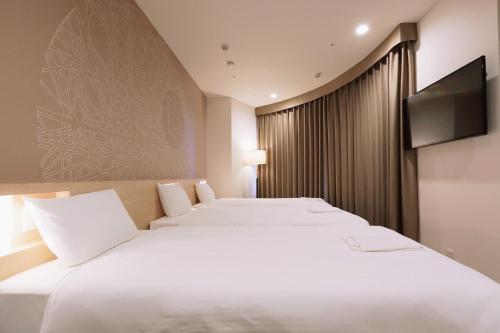 3 twin beds