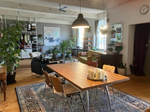Artsy Loft in Urban Neighbourhood