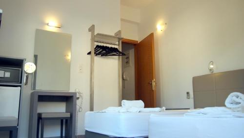 4 twin beds