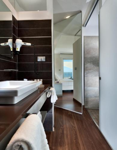 City Side Superior Double Room with Balcony and pool access  image 6