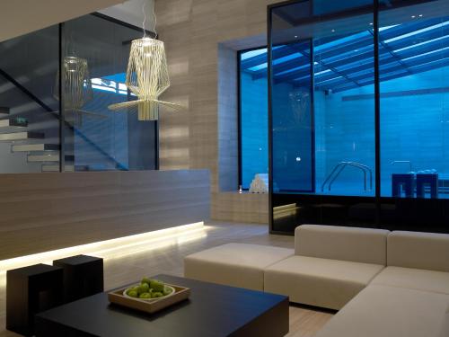 The Met Hotel - image 2