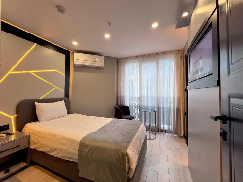 White Corner Hotel - image 4