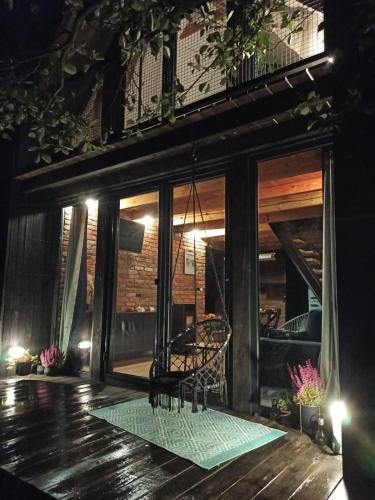 Зовнішній вигляд готелю, Między Olchami domek nad jeziorem. Noclegi całoroczne. Cisza, spokój. (Miedzy Olchami domek nad jeziorem. Noclegi caloroczne. Cisza, spokoj.) in Барчево