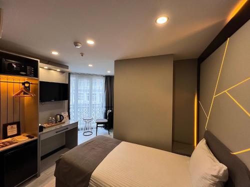 White Corner Hotel - image 3