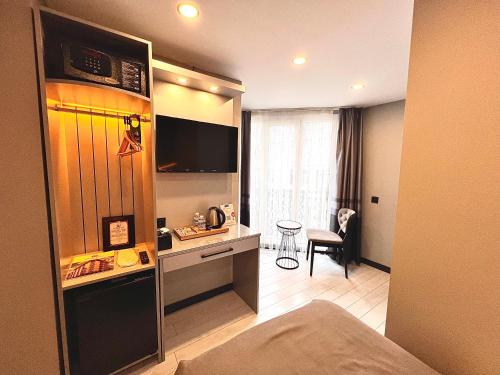 White Corner Hotel - image 2