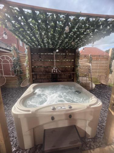 Джакузі, Spacious & Stylish 4-Bed House with Hot Tub in Prime Location in Nursling and Rownhams