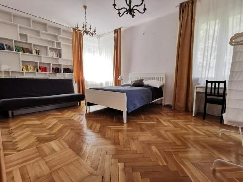 Cozy spacious apartment with balcony, Cracovia