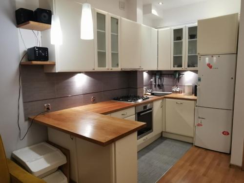 Cozy Spacious Apartment With Balcony - Krakow