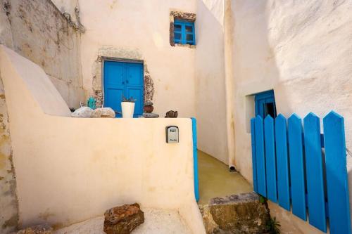 Kastelli , santorini house for 4 persons by MPS