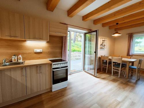 Kitchen, Klid na kraji lesa v Ceske Kanade - cely dum in Lásenice