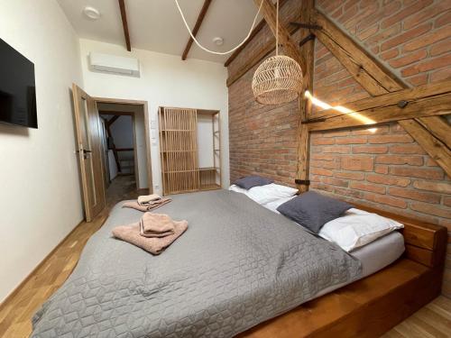 2 bedrooms, 5 beds