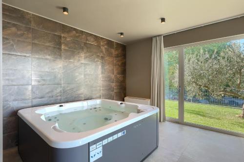 Modern villa Grgo with pool and jacuzzi in Tinjan