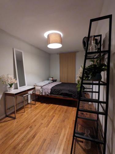 Private room in 4 bedroom Ground Apartment near Subway