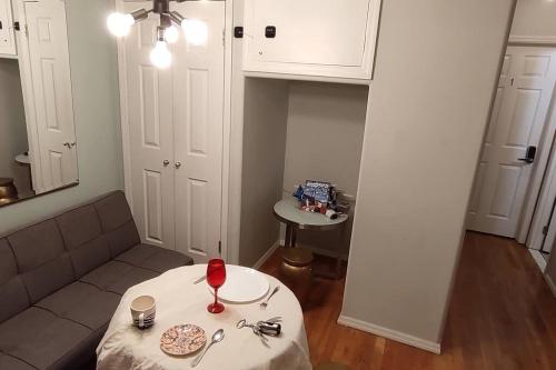 Private room in 4 bedroom Ground Apartment near Subway