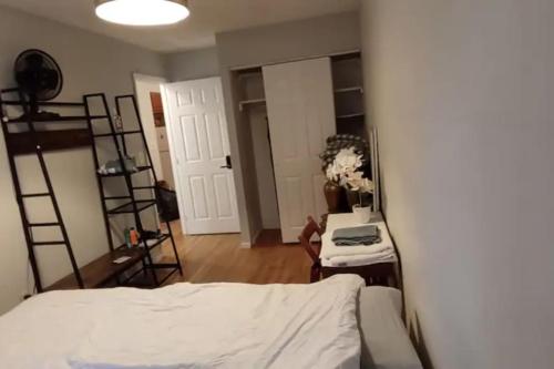 Private room in 4 bedroom Ground Apartment near Subway