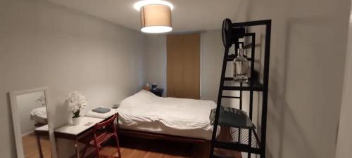 Private room in 4 bedroom Ground Apartment near Subway