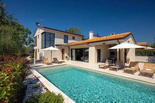 Modern villa Ursaria with pool and grill in Porec