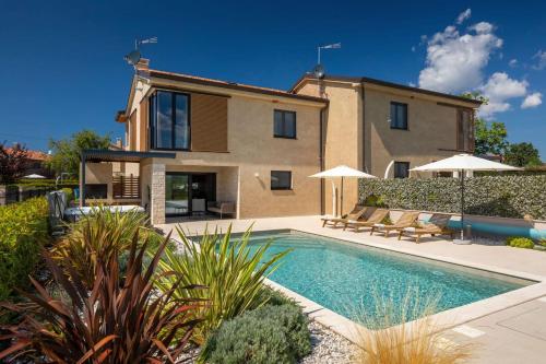 Modern villa San Vincenti with pool in Porec