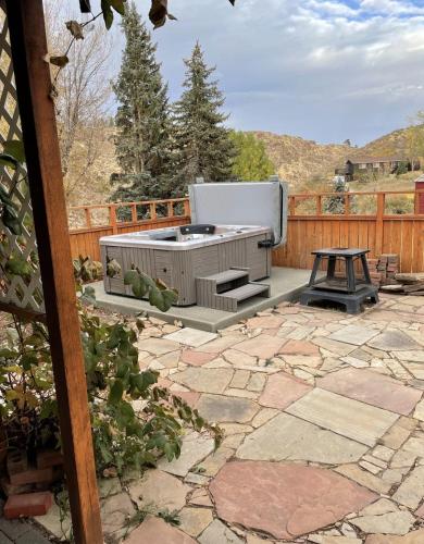 ATTACHED MOTHER-IN-LAW SUITE Soak in the hot tub, star gaze, enjoy the reservoir, hike, bike, kayak and more - Private floor, entrance, terrace and room and bathroom, not the full house in Fort Collins, USA