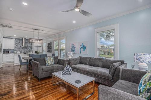 Luxury Designer Villa by the Beach Bright Beautiful Brand New in Galveston, USA