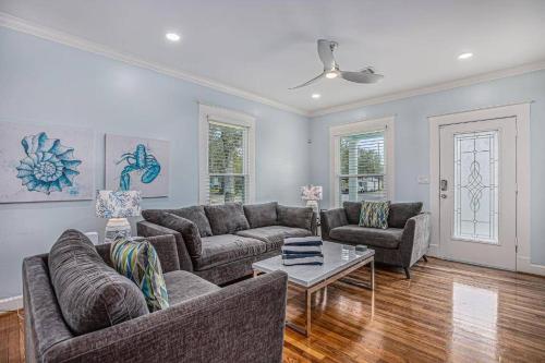Luxury Designer Villa by the Beach Bright Beautiful Brand New in Galveston, USA