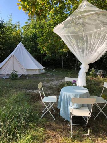 Viesnīcas āriene, Nature Bell-tent with lakeside view in Agunnaryd