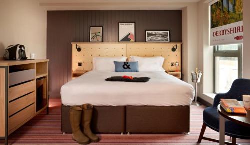 1 queen bed, 2 twin beds