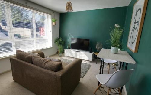 #1 Limes by DerBnB, Modern 1 Bedroom Apartment, Free Parking, WI-FI & Netflix Near Royal Derby Hospital
