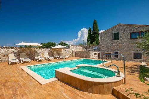 Rustic villa Perci with pool and grill in Porec